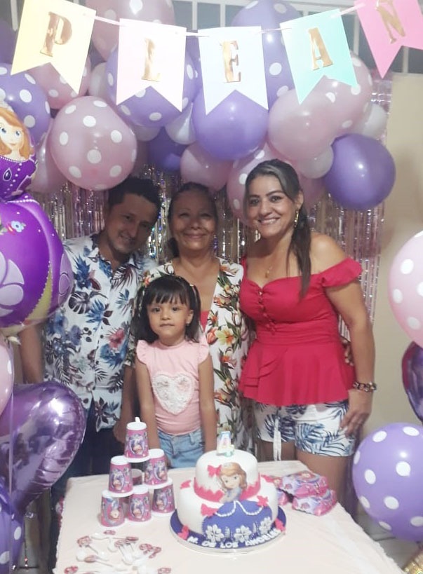 German García, Miriam Palomares, Dila Palomares y María de los Ángeles García palomares, la cumpleañera.